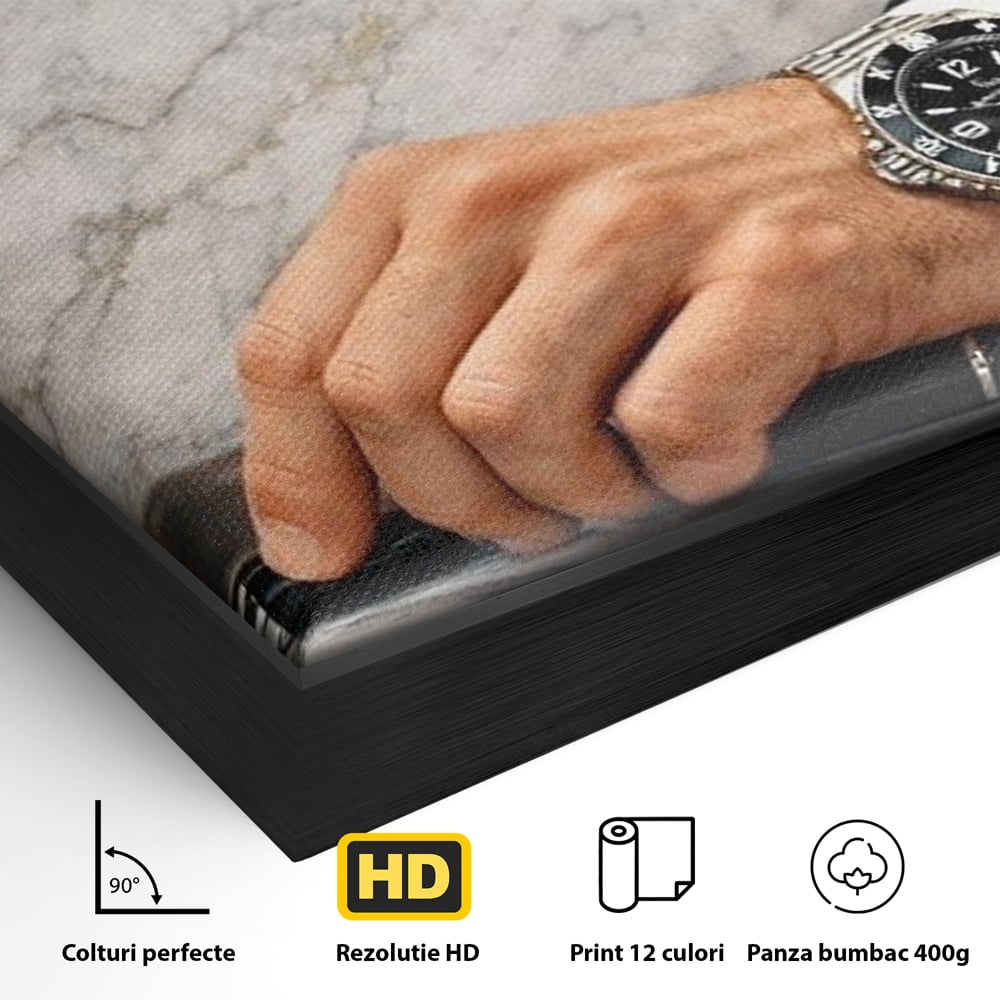 Detaliu al suprafetei: tablou canvas cu citat motivational si mana cu ceas, in rama de aluminiu negru